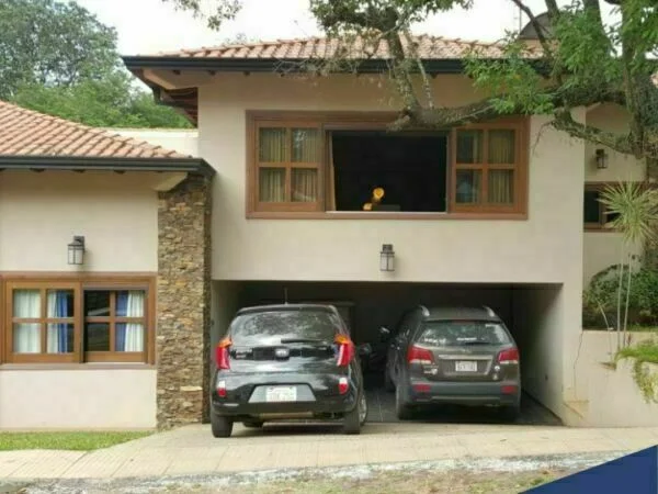 Casa en venta en barrio cerrado Lomas Verdes, Lambaré — 4 dormitorios