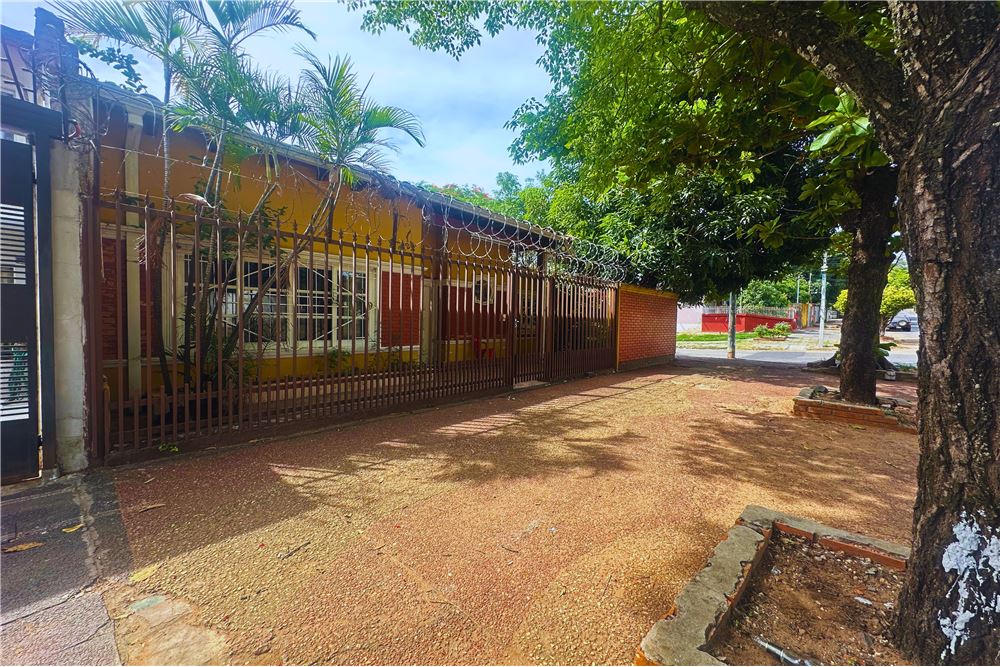 House for sale in Barrio Obrero, Asunción, 6 bedrooms