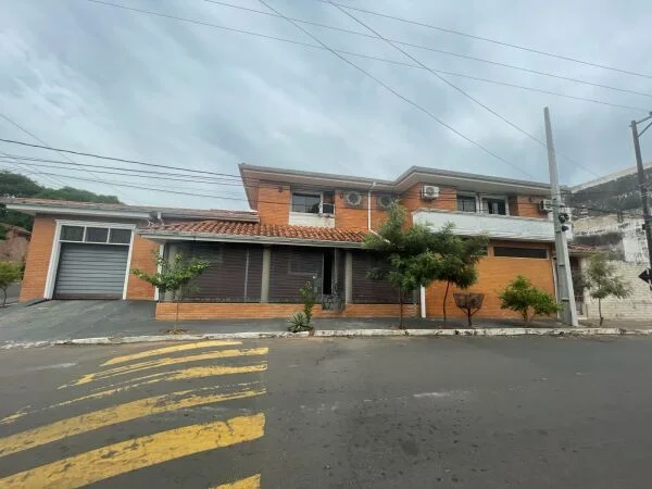 Casa en venta en Barrio Obrero, Asunción — esquina de ladrillos