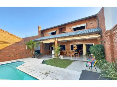 Casa en venta en Barrio Pinoza, Asunción, con 4 dormitorios