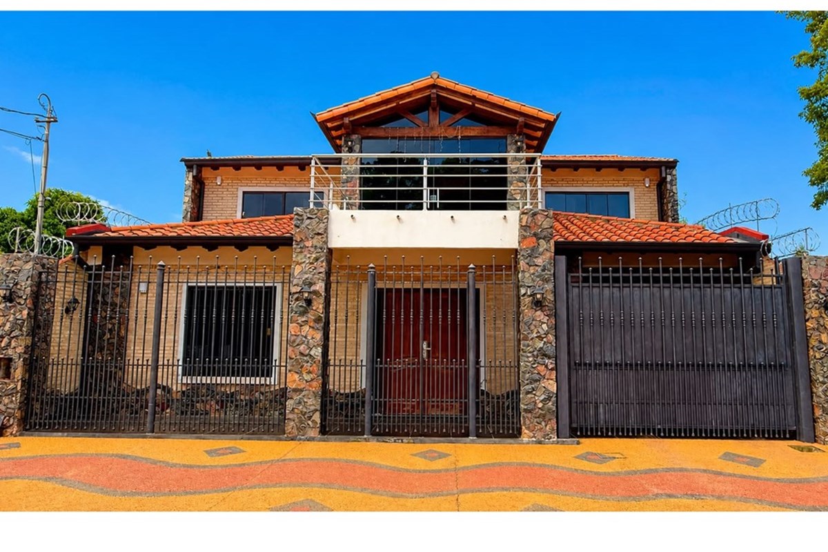 Casa en venta en Barrio Primavera, Luque