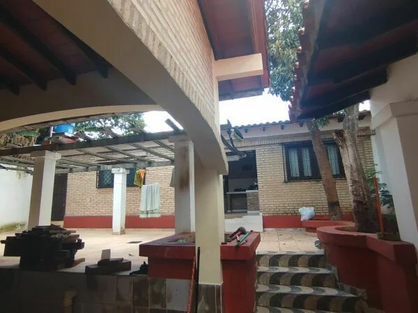 Casa en venta en Barrio Remansito, Ciudad del Este — 4 dormitorios