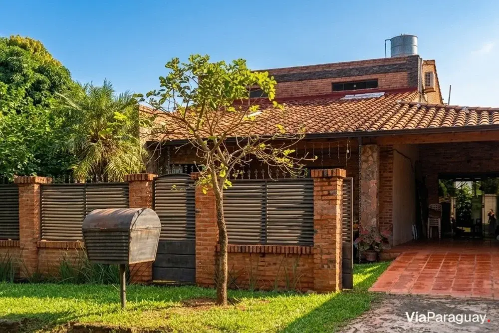 House for sale in San Carlos neighborhood, Ñemby