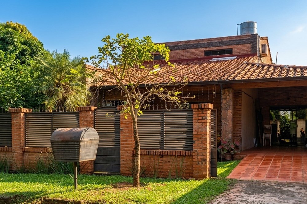 Casa à venda no bairro San Carlos, Ñemby