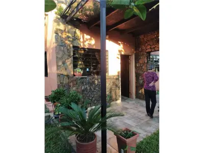 Casa à venda em Caacupé, bairro Loma Las Colinas I