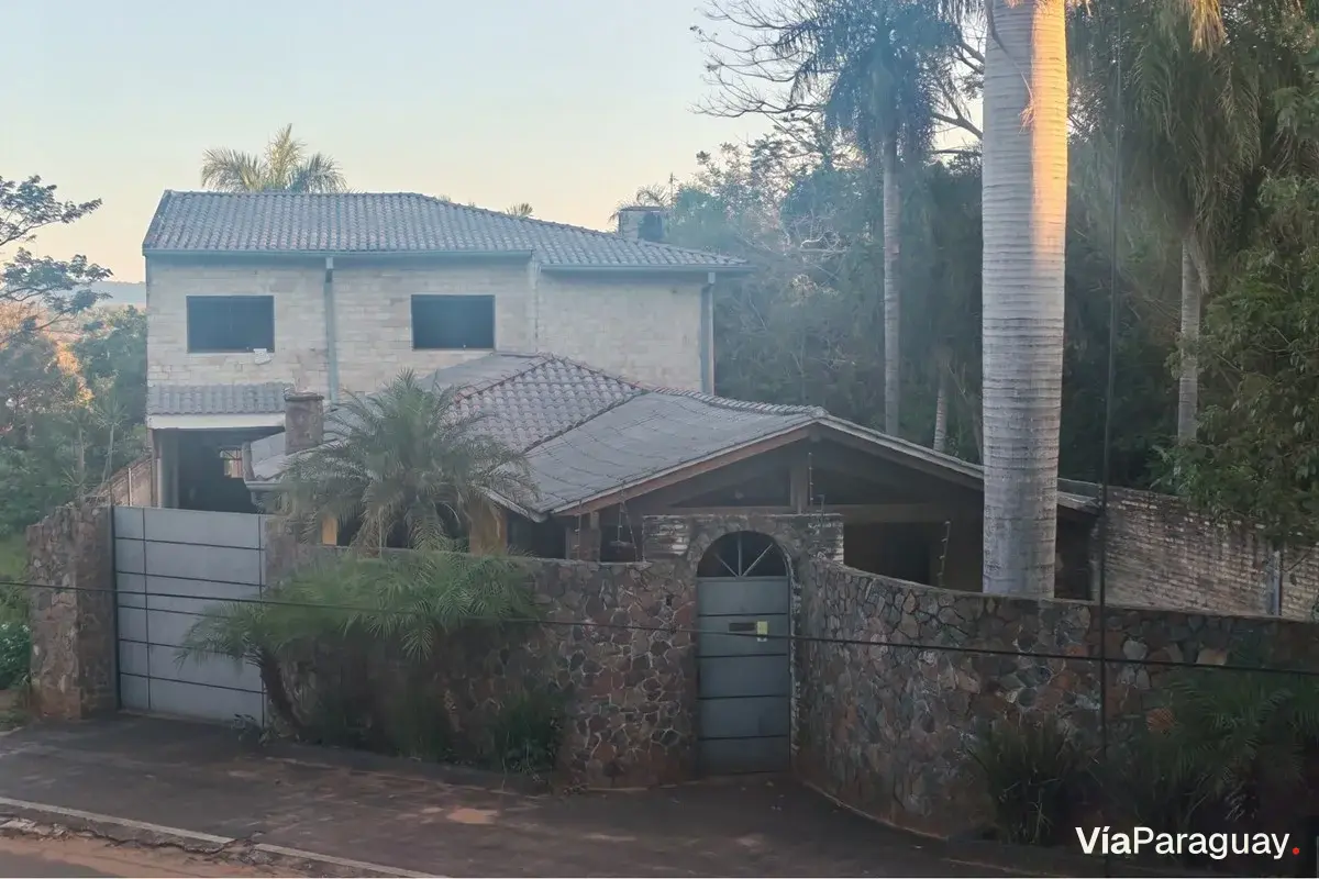 Casa à venda em Caacupé com 4 dormitórios e piscina