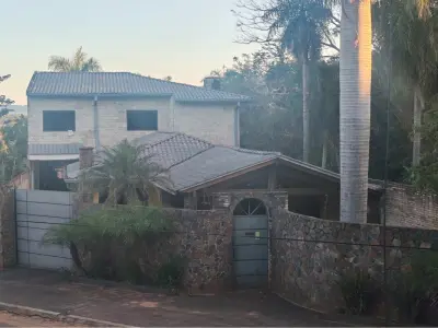 Casa à venda em Caacupé com 4 dormitórios e piscina