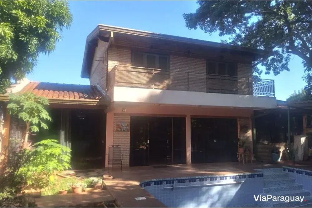 Casa à venda em Cambyretá com piscina e jardim