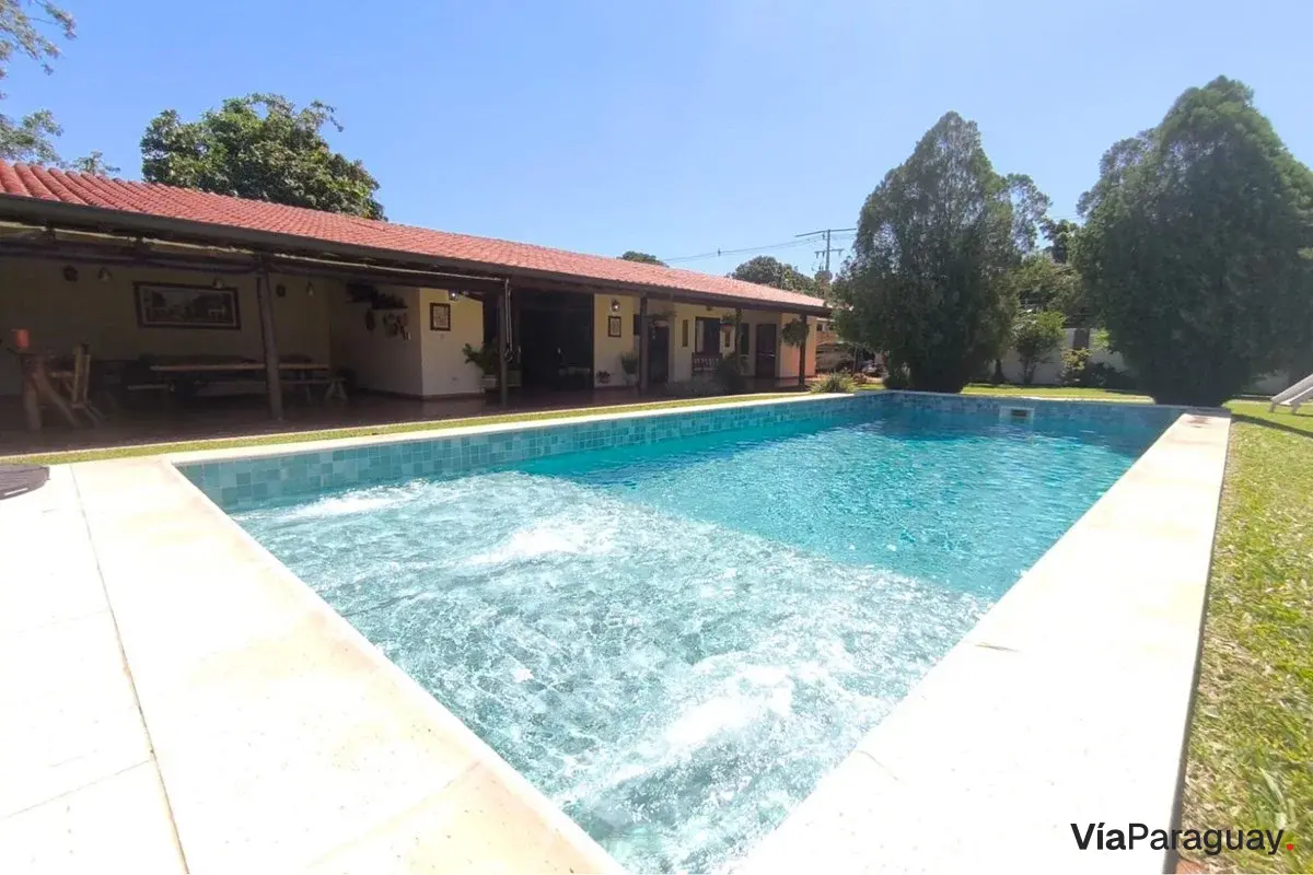 Casa en venta en Capiatá con 6 dormitorios y piscina