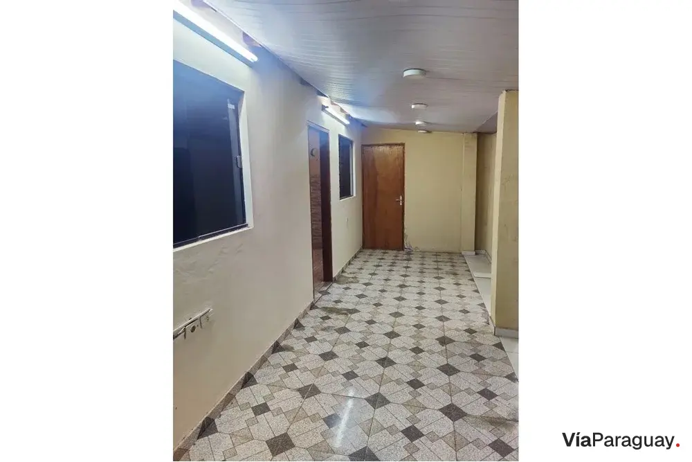Casa à venda em Capiatá com piscina e jardim