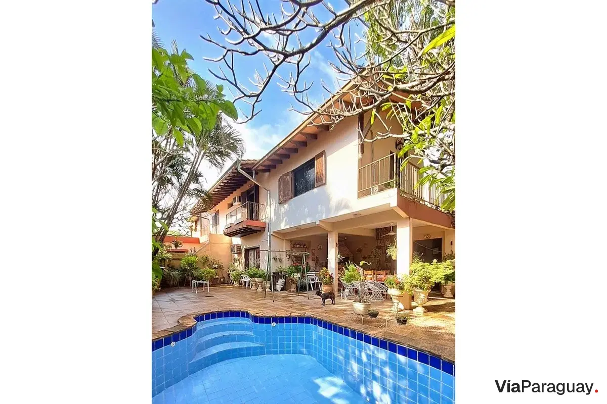 Casa en venta en Carmelitas, Asunción, con 5 dormitorios