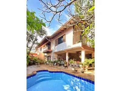 Casa en venta en Carmelitas, Asunción, con 5 dormitorios