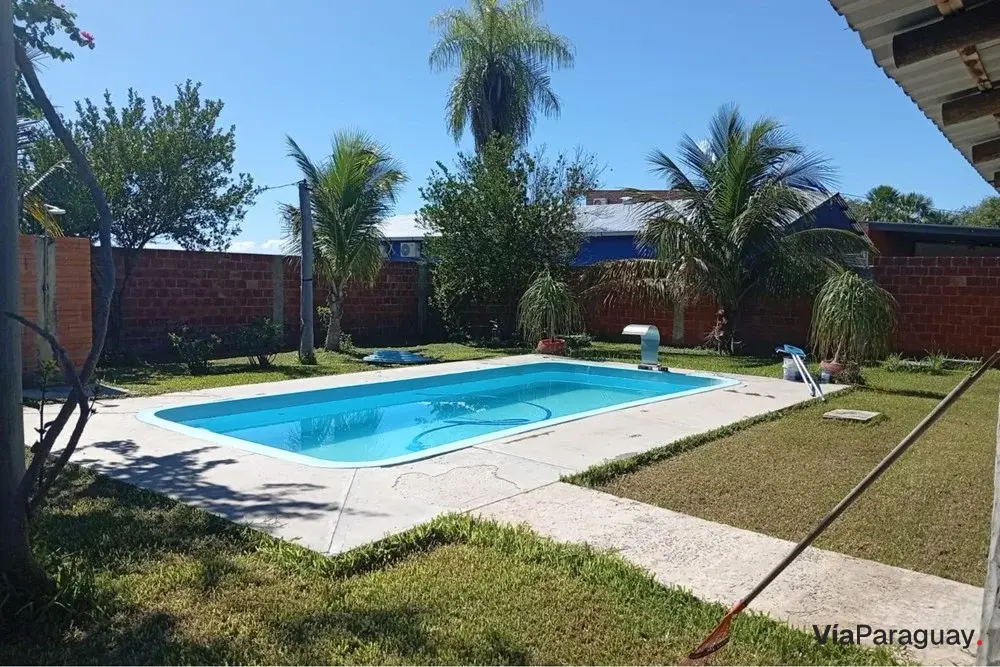 Casa en venta en Carmelo Peralta con piscina y jardín