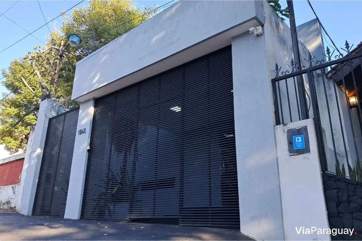 House for sale in Centro, Asunción, suitable for office or retail