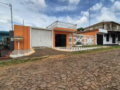Casa en venta en Ciudad Nueva, Ciudad del Este – 3 dormitorios con piscina