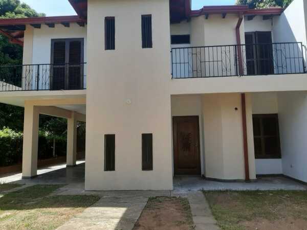 Casa à venda em Colón, Guarambaré — 2 andares com sacadas