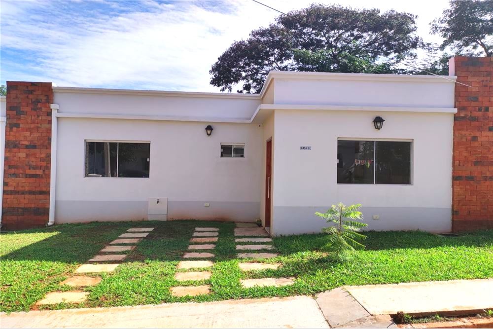 Casa à venda em condomínio fechado em Isla Bogado, Luque