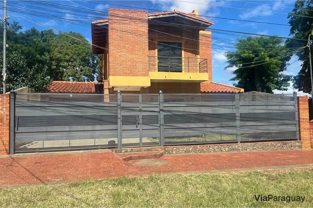 Casa en venta en Cuarto Barrio, Luque, con 4 dormitorios