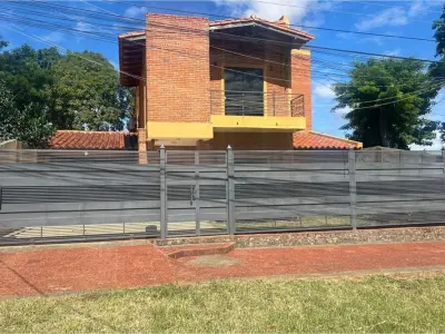 Casa en venta en Cuarto Barrio, Luque, con 4 dormitorios