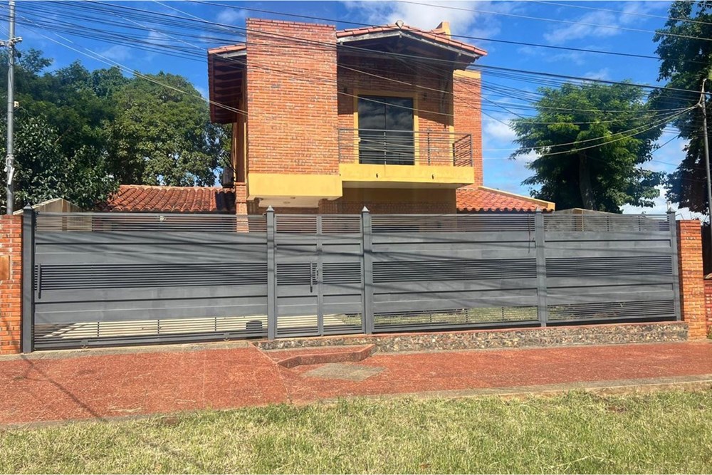 Casa à venda em Cuarto Barrio, Luque, com 4 dormitórios
