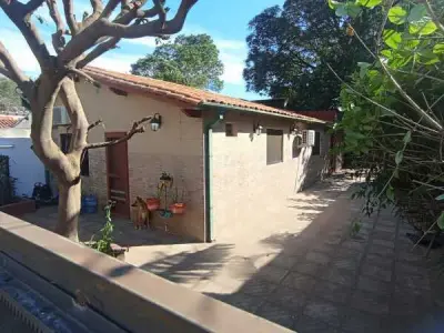 Casa à venda no centro urbano de Lambaré