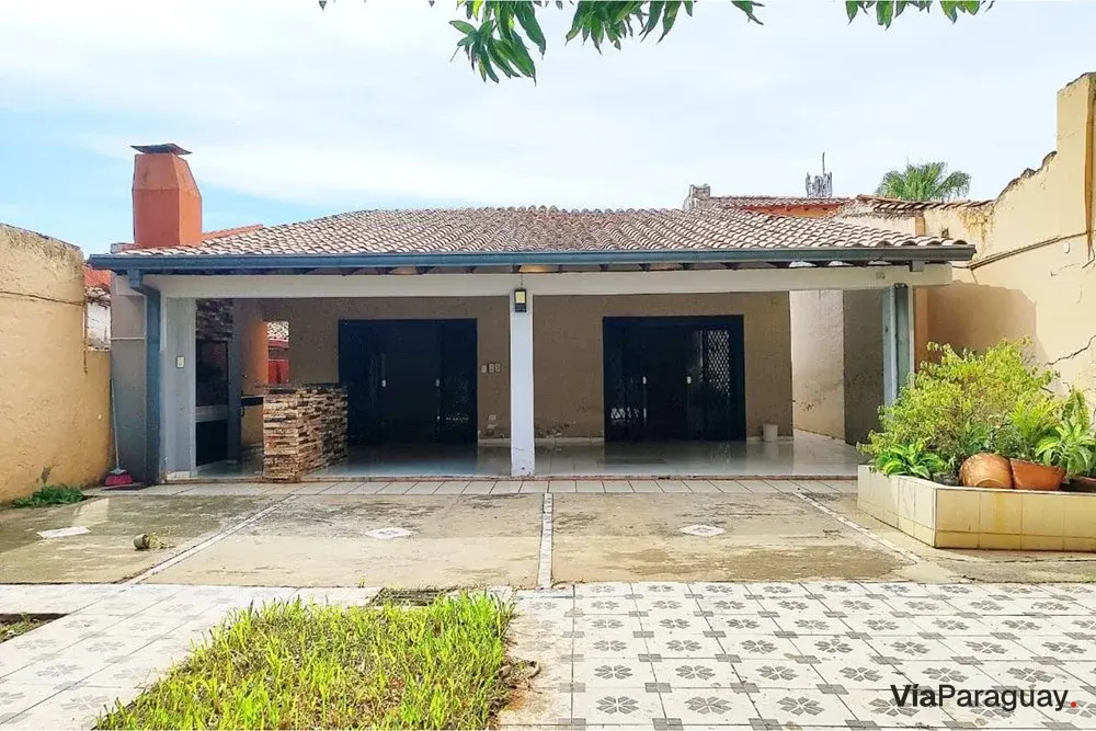 Casa à venda no centro urbano de Lambaré
