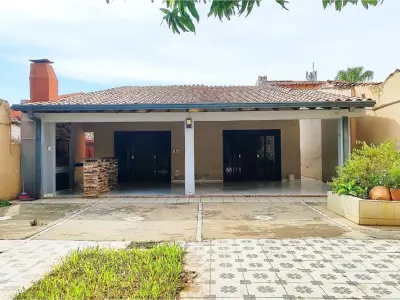 Casa à venda no centro urbano de Lambaré