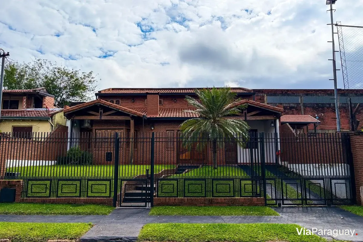 Casa en venta en Encarnación con piscina y quincho