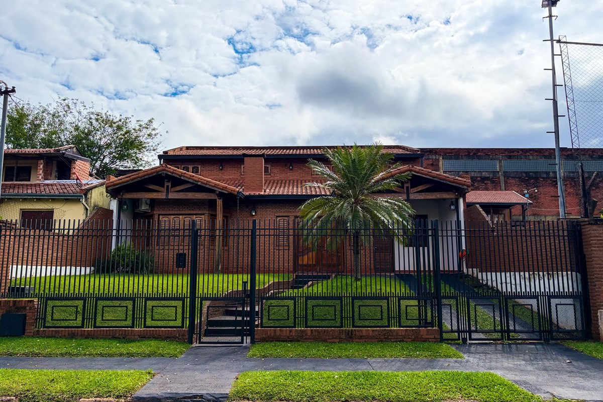 Casa en venta en Encarnación con piscina y quincho