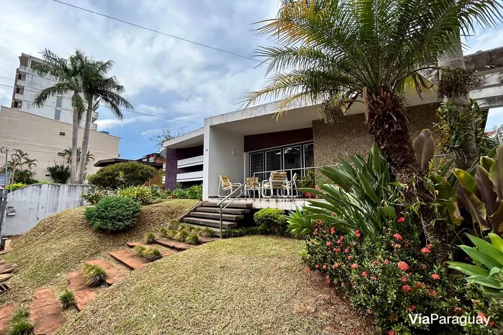 House for sale in Encarnación with pool and barbecue area