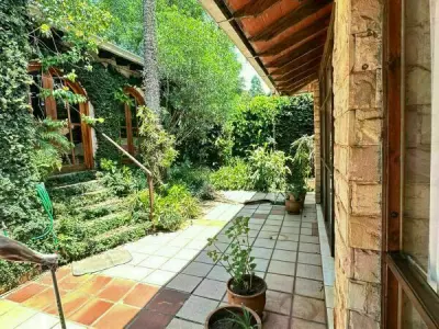 Casa à Venda em Encarnación, Itapúa — 3 quartos com Quincho Fechado