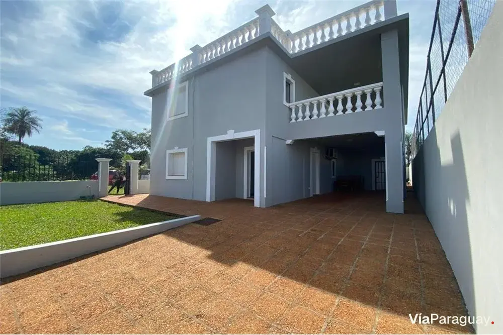 House for sale in Encarnación, Itapúa, with 4 bedrooms