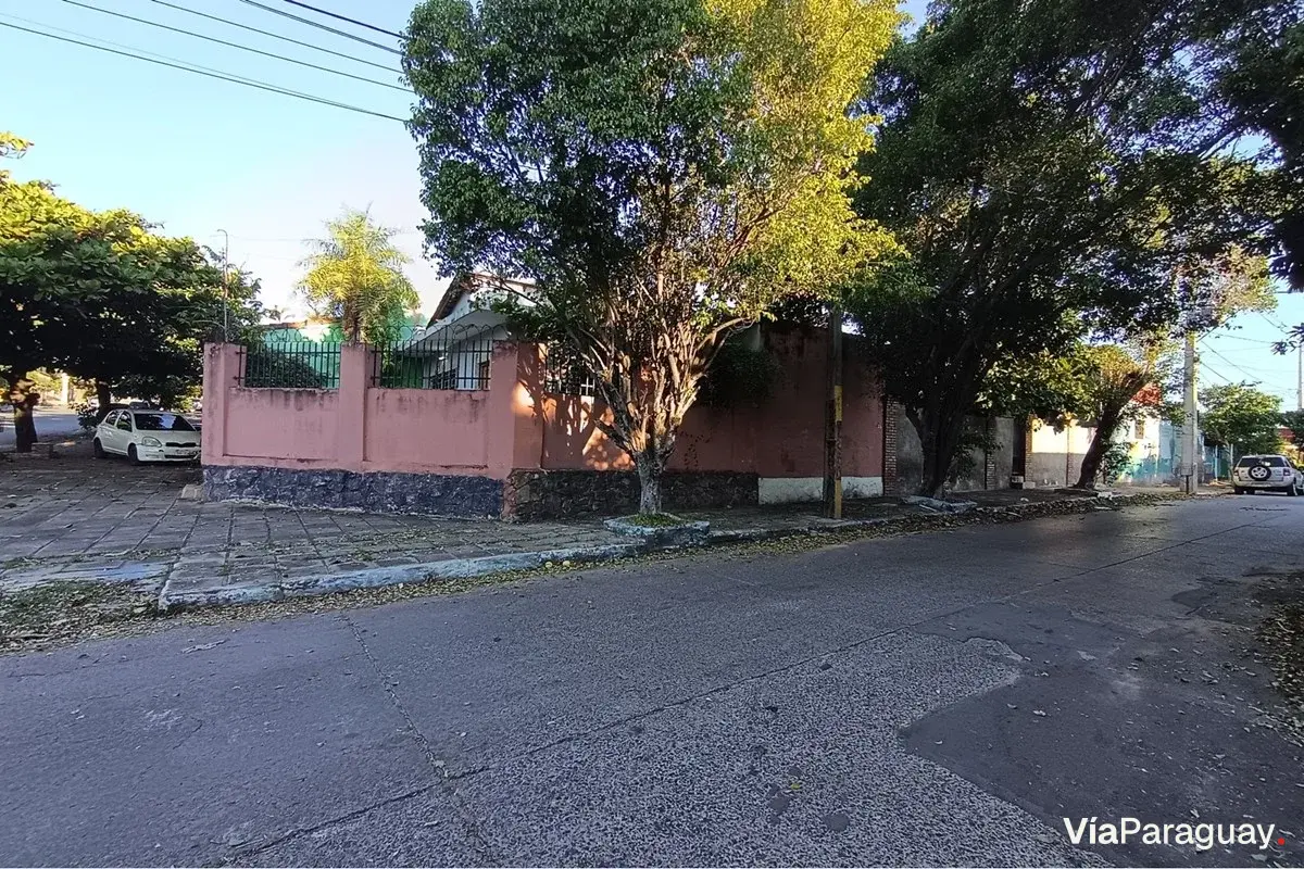 House for sale on corner lot in Tacumbú, Asunción