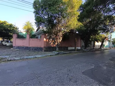 House for sale on corner lot in Tacumbú, Asunción