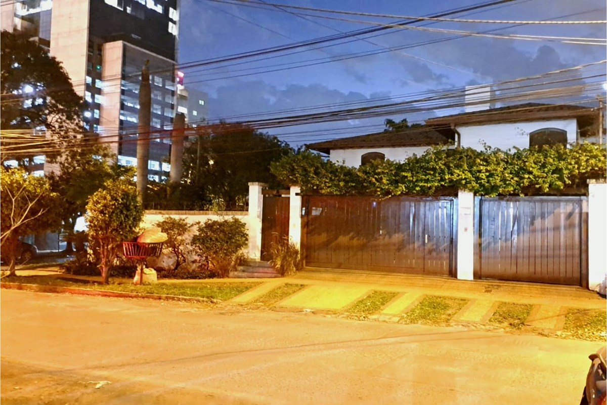 House for sale on corner lot, Manorá, Asunción