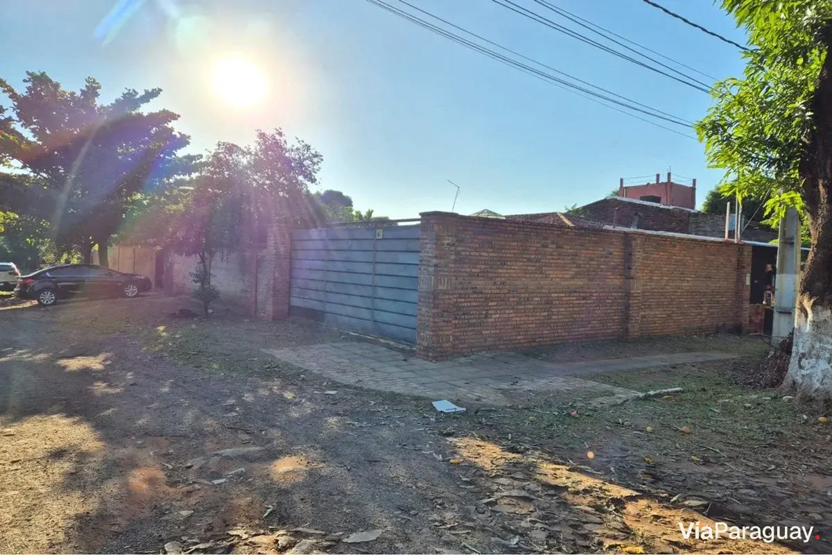 Casa à venda em esquina com 4 dormitórios em Luque