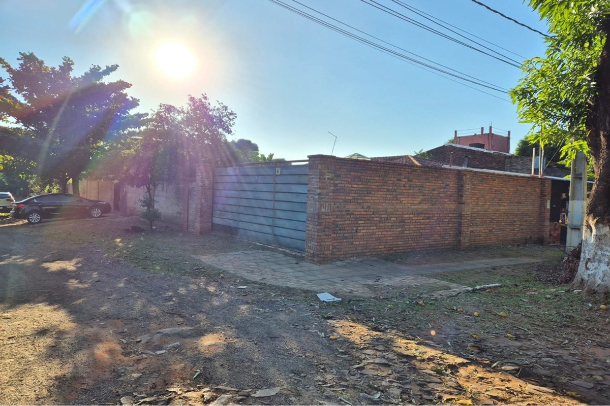 Casa en venta en esquina con 4 dormitorios en Luque
