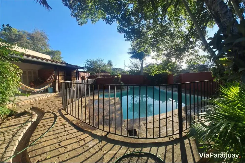 Casa en venta en esquina con piscina en Felicidad, Lambaré