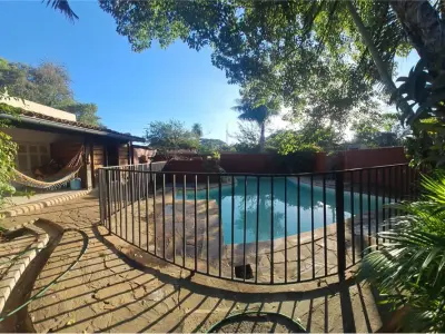 Casa en venta en esquina con piscina en Felicidad, Lambaré