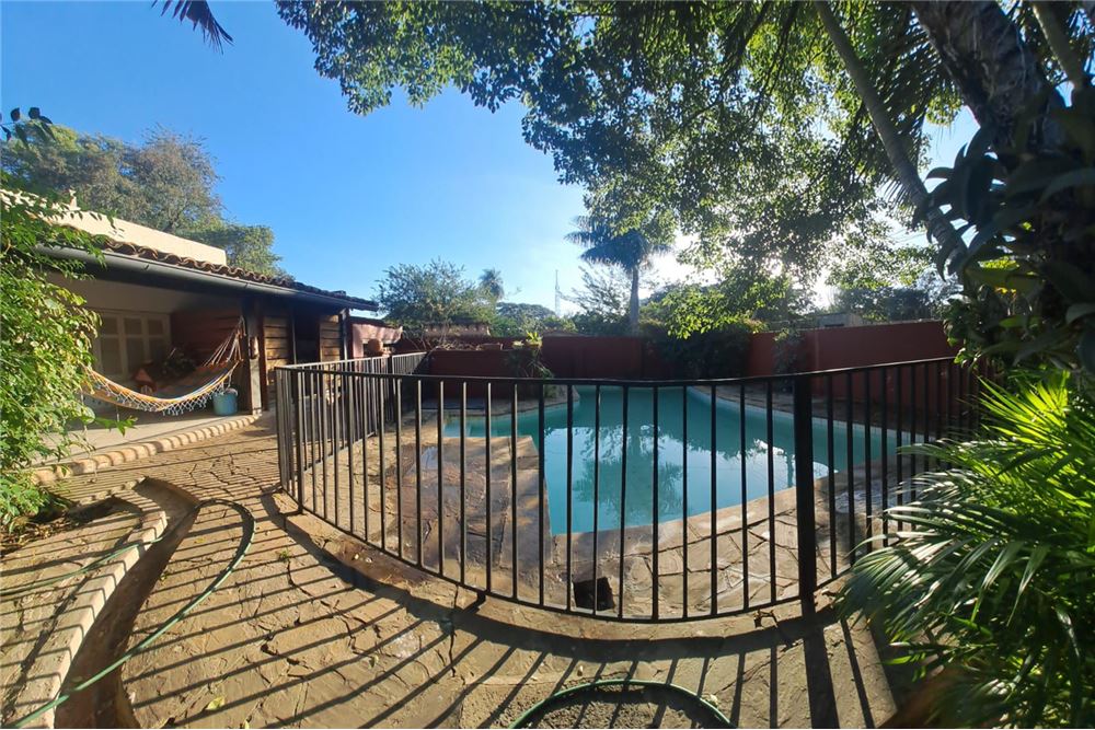 Casa à venda em esquina com piscina em Felicidad, Lambaré