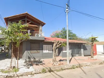 Casa à venda em esquina no Barrio Itay, Assunção