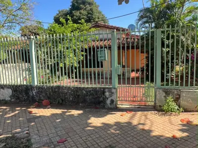 Casa à venda em esquina no bairro Vista Alegre, Assunção