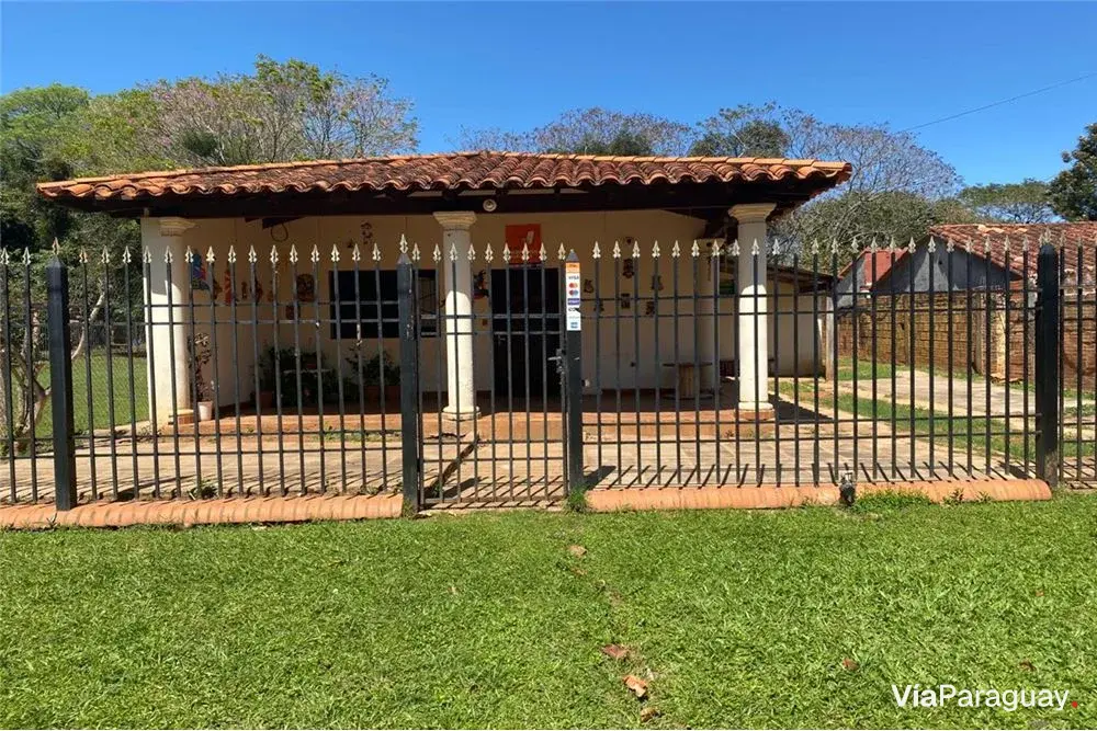 Casa à venda em esquina no limite de Capiatá