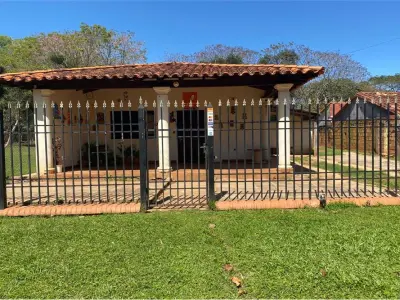 Casa à venda em esquina no limite de Capiatá