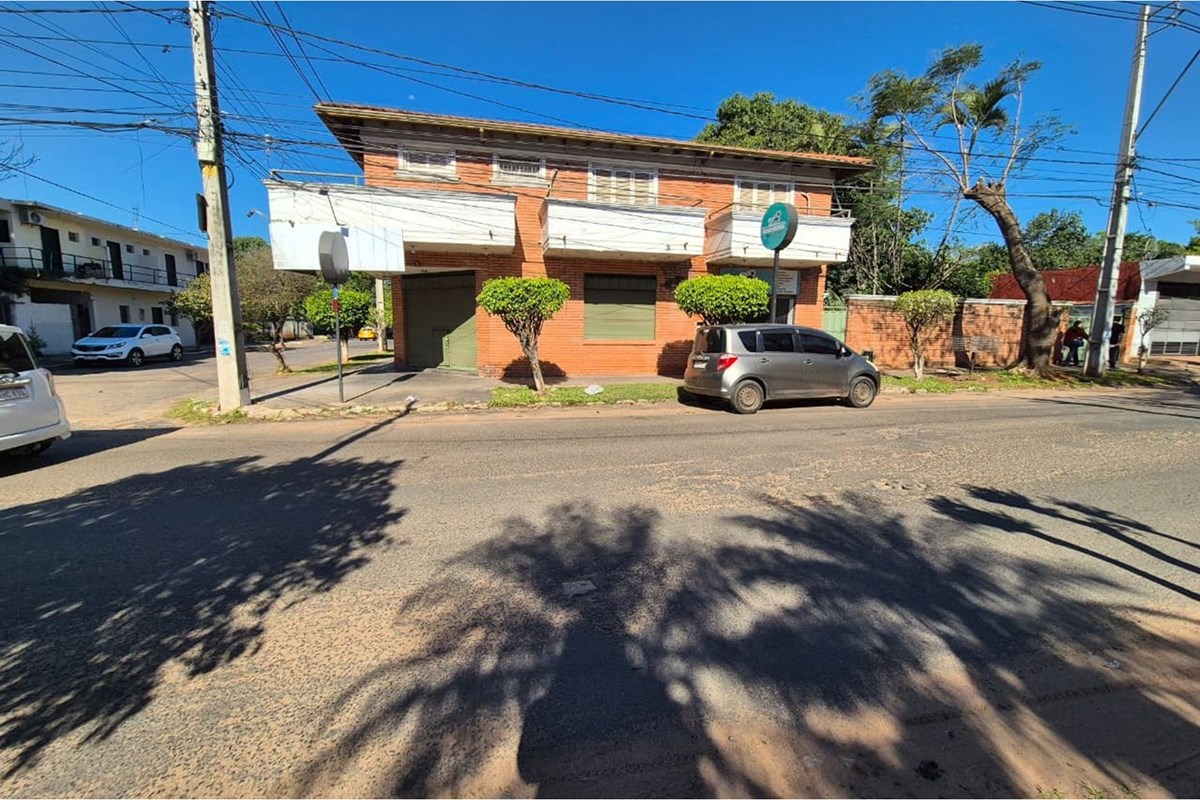 Casa à venda em esquina em Fernando de la Mora