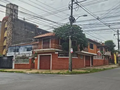Casa de esquina à venda em Gral. Bernardino Caballero, Asunción
