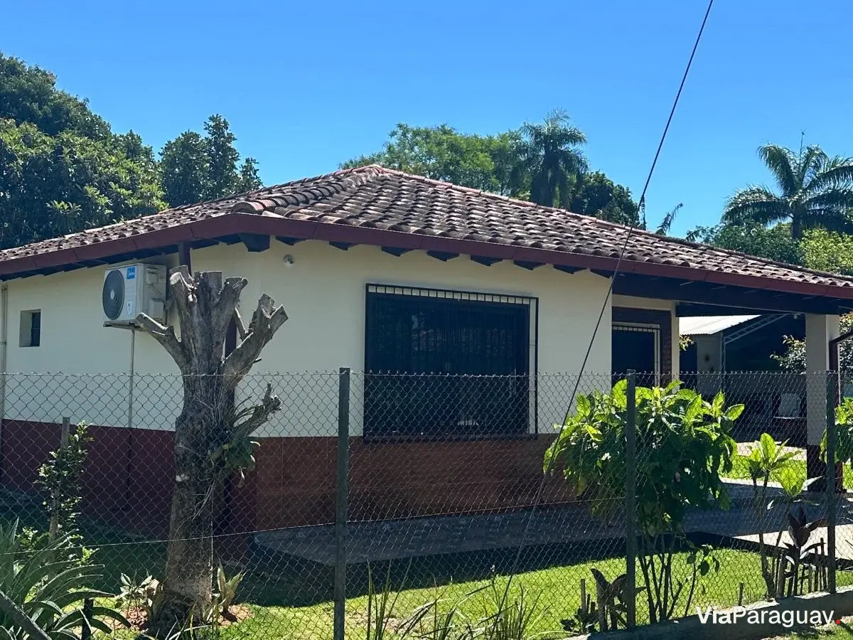 Casa de esquina à venda em Itapé, Guairá