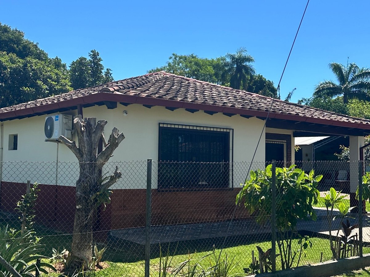Corner house for sale in Itapé, Guairá