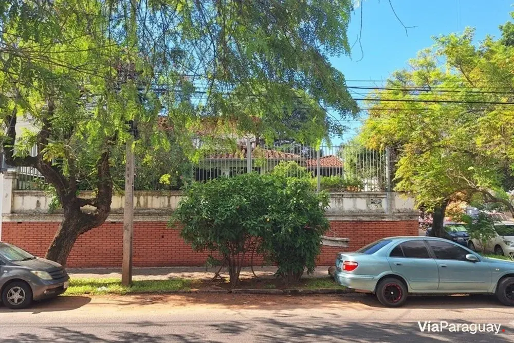 Casa à venda em esquina em Las Lomas, Assunção