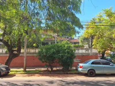 Casa à venda em esquina em Las Lomas, Assunção